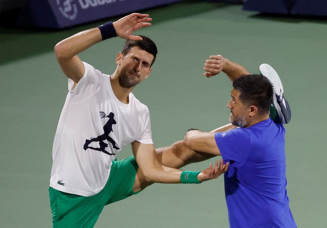 Novak Đoković se v tekmovalni ritem vrača ta teden na turnirju v Dubaju, kjer pa kljub zmagi lahko izgubi vodilni položaj na lestvici ATP, če bo Rus Danil Medvedjev zmagal v Mehiki. FOTO: Suhaib Salem/Reuters
