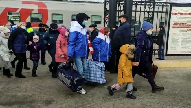 V zadnjih dnevih so prebivalci uporniških republik bežali v Rusijo in na ozemlje, ki je pod nadzorom ukrajinskih oblasti. FOTO: AFP
