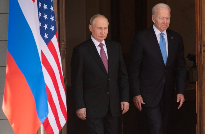 Vladimir Putin in Joe Biden, ki sta se nazadnje sestala junija lani v Ženevi, se še nista dogovorila za ponovno srečanje. Foto Saul Loeb/AFP
