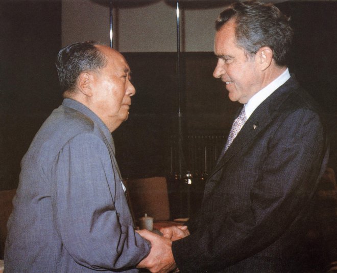 Mao Zedong (levo) in Richard Nixon sta izmenjala vrsto filozofskih stavkov, pri katerih je bilo treba pogosto ugibati o vsebini. FOTO: Xinhua/AFP
