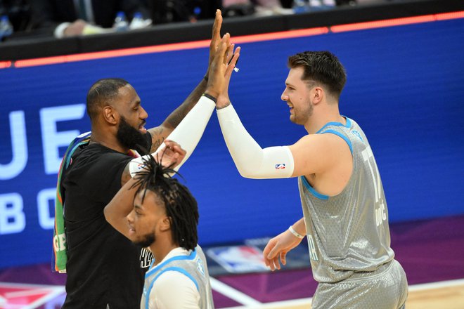 Luka Dončić na parketu še ni imel glavne vloge, a ko ga je pozdravil največji Michael Jordan, so mu mnogi košarkarski kolegi zavidali. FOTO: David Richard/Usa Today Sports
