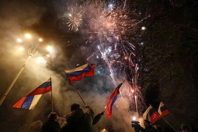 Proruski aktivisti med proslavljanjem ruskega priznanja neodvisnosti dveh regij na vzhodu Ukrajine. FOTO: Alexander Ermochenko/Reuters
