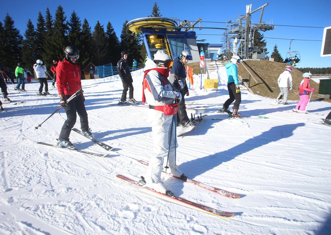 Rekreativno alpsko smučanje in tek na smučeh sta primerni rekreativni dejavnosti starejših, saj krepita in ohranjata kardiovaskularni sistem v dobri kondiciji. FOTO: Tadej Regent/Delo
