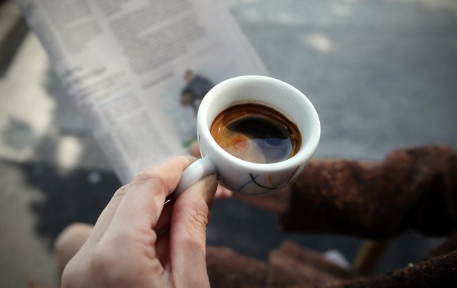 Cene hitro rastejo tako za kavo arabiko kot za kavo robusta. FOTO: Blaž Samec/Delo
