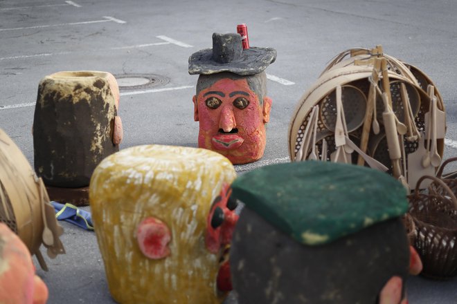 Ves hrup in vso agonijo tega sveta ustvarjajo prav &raquo;maškare&laquo;, ki ščitijo svoje &raquo;maske&laquo; in se borijo za prazen za nič. Foto Leon Vidic/Delo
