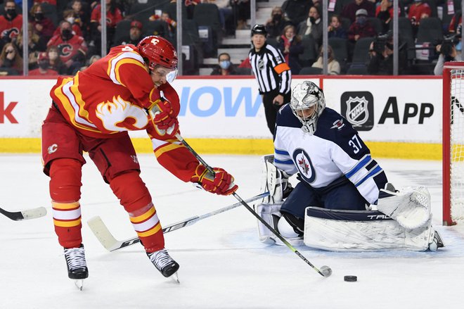 Blake Coleman poskuša premagati Connorja Hellebuycka&nbsp;v zadnji tretjini tekme, ki jo je gostila dvorana Scotiabank Saddledome v Calgaryju. FOTO: Candice Ward/USA Today Sports
