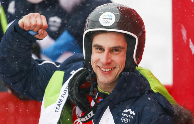 Žan Kranjec slavi po drugi vožnji olimpijskega veleslaloma, ki mu je prinesla&nbsp;srebrno kolajno. FOTO: Matej Družnik/Delo
