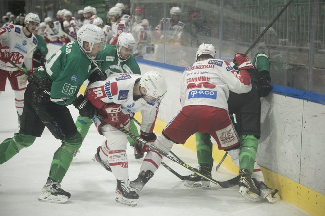 Februarski dvoboj hokejistov SŽ Olimpije in KAC iz Celovca v dvorani Tivoli. FOTO: Jure Eržen/Delo
