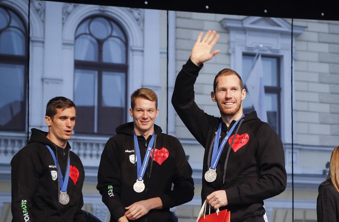 Slovenski odbojkarji na lanskem sprejemu v&nbsp;Ljubljani po osvojenem drugem mestu na EP. FOTO: Jože Suhadolnik/Delo
