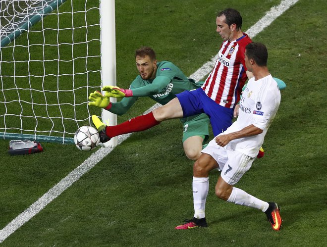 Cristiano Ronaldo je Atleticu z Janom Oblakom zabil tri hattricke, odločil je tudi povsem madridski finale lige prvakov leta 2016 v Milanu, ko je izkoristil odločilno 11-metrovko. FOTO: Tony Gentile/Reuters
