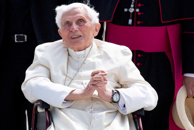 Zagovorniki papeža, ki ni več papež, so opomnili, da se je Joseph Ratzinger prvi za obzidjem spopadel s pedofilskimi zločini. FOTO:&nbsp;Sven Hoppe/Reuters
