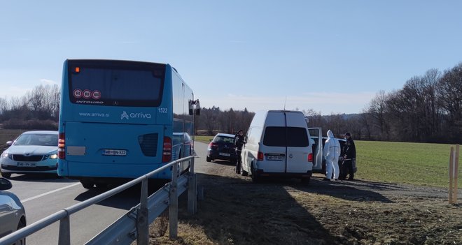 Policija je na prizorišču zločina iskala sledi. FOTO: Aleš Andlovič
