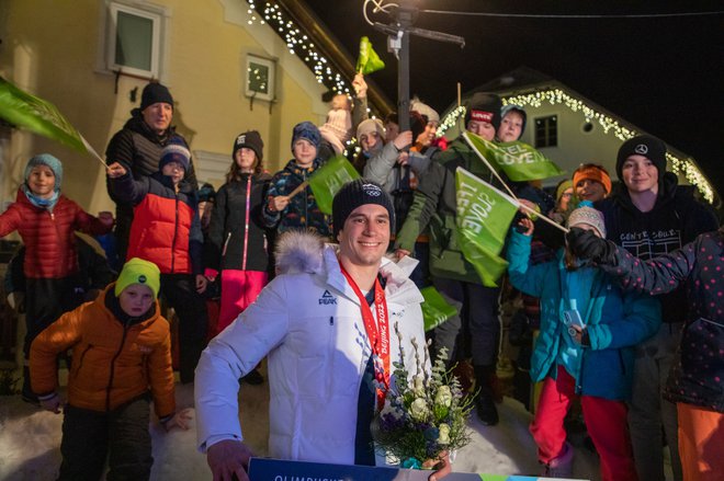 Žan Kranjec je pokazal srebrno olimpijsko kolajno. FOTO: Voranc Vogel
