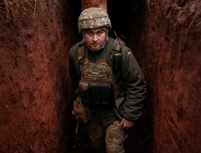 Slovenska politika se strinja, da gre za ruski poseg v suverenost in ozemeljsko celovitost Ukrajine. Na fotografiji pripadnik ukrajinske vojske v mestu Novolugansk v doneški regiji. Foto Gleb Garanich/Reuters
