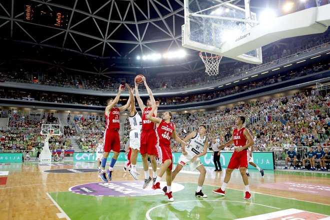 Ljubljančani imajo radi košarko visoke ravni in znajo nagraditi spektakel z dobrim obiskom. FOTO: Roman Šipić

