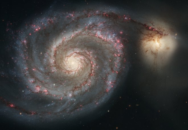 Edwin Hubble je odkril, da naša galaksija še zdaleč ni edina. S teleskopom, poimenovanim po njem, so fotografirali čudovito galaksijo Vrtinec (ali M51). FOTO: Nasa, Esa
