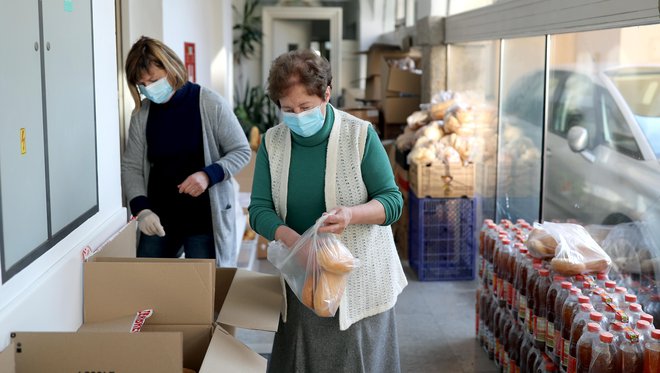 Na območju Ljubljane pri Karitasu deluje kar 512 prostovoljcev, ki opravijo 32.000 ur prostovoljnega dela. Foto Blaž Samec
