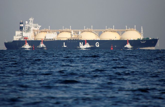 Ladje za pretovor LNG bi bile v prihodnje lahko pogostejše tudi v Jadranskem morju. FOTO: Issei Kato/Reuters
