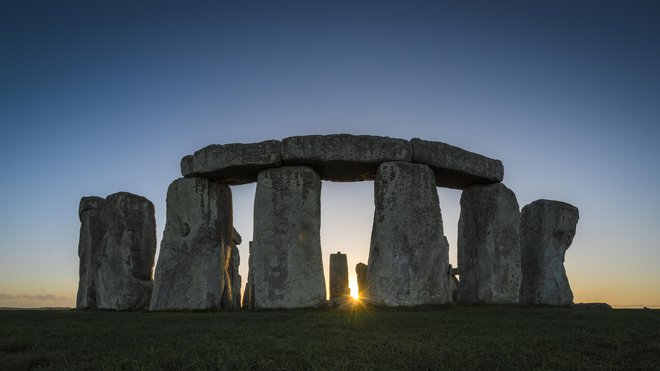 Stonehenge je nastal okvirno v času, ko sta nastali tudi Keopsova piramida in Sfinga v Gizi, in podobno kot ti dve odraža željo po združevanju ljudi, materialov, predmetov in idej. FOTO: English Heritage
