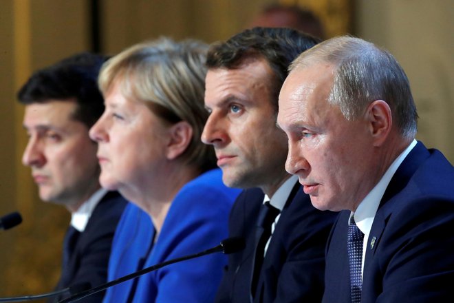 Ukrajinski predsednik Volodimir Zelenski, nekdanje nemška kanclerka Angela Merkel, francoski predsednik Emmanuel Macron in ruski predsednik Vladimir Putin med srečanjem v Parizu leta 2019. Foto: REUTERS/Charles Platiau
