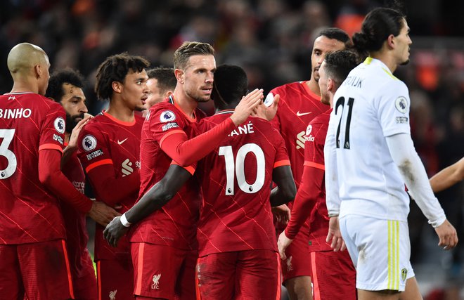 Jordan Henderson proslavlja s Sadiem&nbsp;Manejem. FOTO:&nbsp;Peter Powell/Reuters
