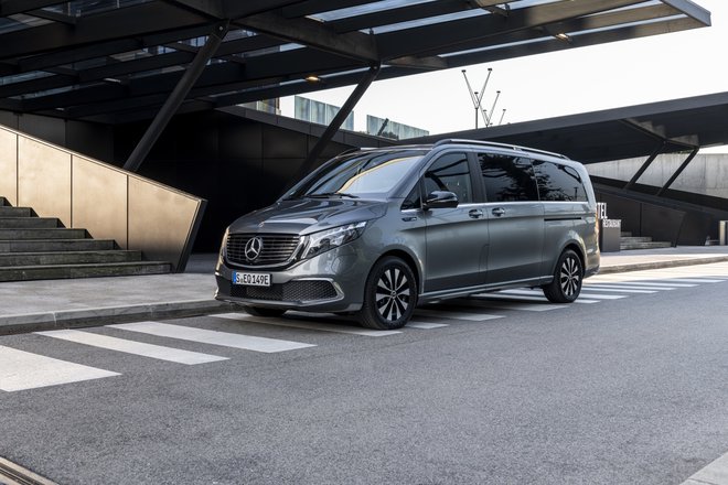 EQV tudi v električni dobi prevoza potnikov ponuja VIP občutek potovanja. FOTO: Mercedes-Benz AG 
