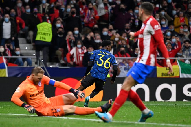 Anthony Elanga proslavlja po zadetku v mreži Jana Oblaka (oba na fotografiji). FOTO: Oscar Del Pozo/AFP
