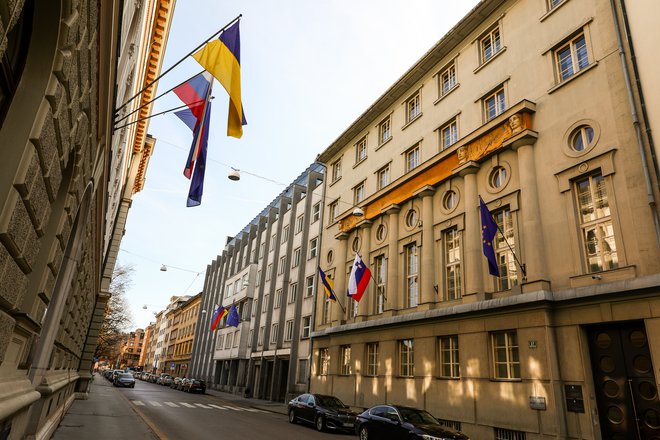 Na vladnem poslopju so izobesili ukrajinsko zastavo. FOTO: Črt Piksi/Delo
