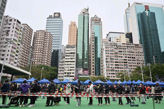 Zahteva, da je treba hospitalizirati ali poslati v karanteno vse posameznike s pozitivnim testom na covid, je slovito hongkonško zdravstvo pahnila na rob zloma. FOTO: Peter Parks/AFP
