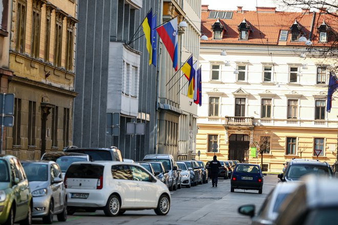 V znamenje solidarnosti z Ukrajino je vlada na svojem sedežu izobesila ukrajinsko zastavo. FOTO: Črt Piksi/Delo
