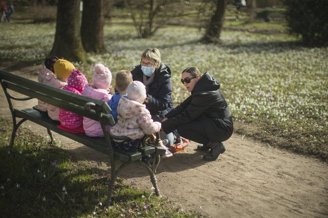 &raquo;Ne pijemo kave in gledamo, da se otrok ne bo prekucnil, ampak jih učimo in vzgajamo,&laquo; Špela Štempelj iz vrtca Morje Lucija opozarja, da se zahtevnost dela pomočnic vzgojiteljic ne odraža v njihovem plačilu.

Foto Jure Eržen
