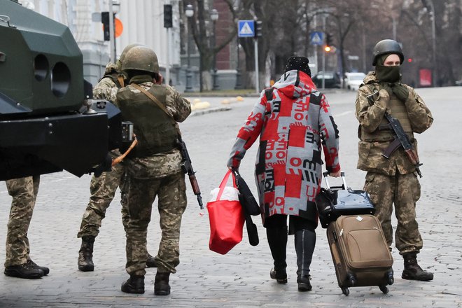 Civilno prebivalstvo se poskuša umakniti, oziroma pobegniti v tiste dele Ukrajine, ki so trenutno še varni, pravi Olga Tokariuk. Foto: REUTERS/Umit Bektas
