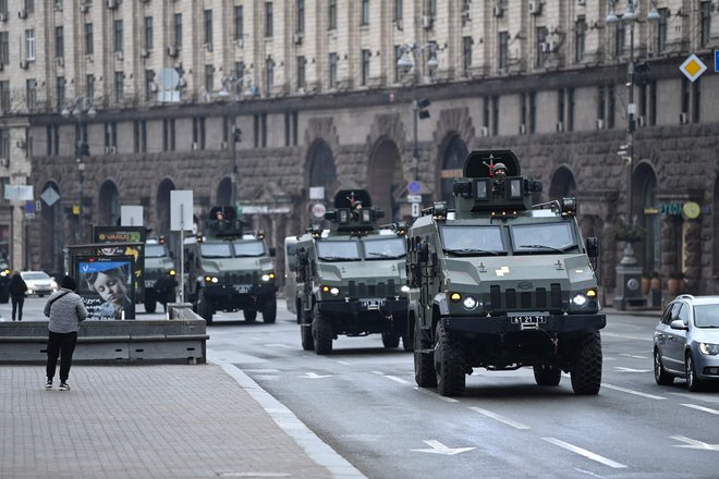 Ukrajinska vojaška vozila med vožnjo mimo kijevskega trga neodvisnosti. Foto: Daniel Leal/Afp
