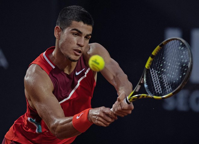 Tako kot Rafael Nadal tudi Carlos Alcaraz bekhend udarec igra z obema rokama. FOTO: Carl De Souza/AFP
