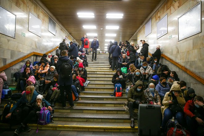 Civilisti so zavetje pred ruskimi napadi iskali tudi na postajah podzemne železnice v Kijevu. Na cestah, ki vodijo iz ukrajinskih mest, je nastala velika gneča, saj se je več tisoč ljudi poskušalo čim prej umakniti na varno. FOTO: Vječeslav Ratijnski/Reuters
