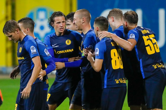 Celje z ruskimi vlagatelji je drugi del ligaške sezone začelo klavrno, z dvema porazoma in danes že nujno potrebuje tri točke. FOTO: Leon Vidic/Delo
