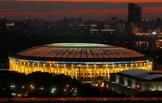 Moskovski štadion Lužniki (na fotografiji) je gostil nogometni vrhunec leta 2018. Štadion Dinama pa bi moral gostiti kvalifikacije za naslednji mundial. FOTO: Kai Pfaffenbach/Reuters
