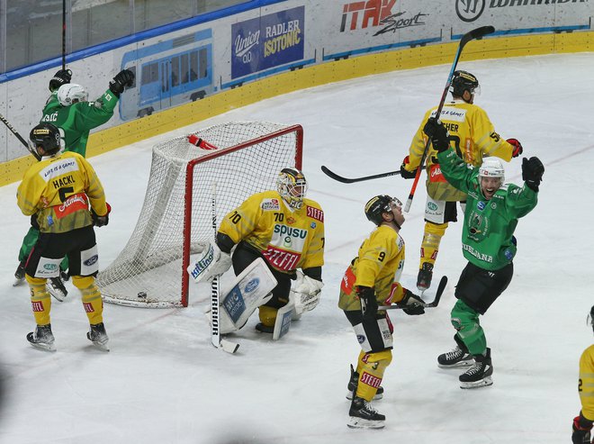 Hokejisti Olimpije so se zasluženo veselili treh točk proti Vienni.&nbsp;FOTO:&nbsp;Jože Suhadolnik/Delo
