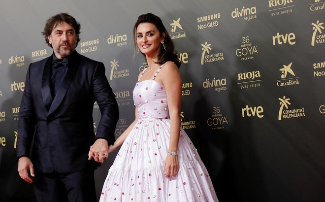 Pred dvema tednoma sta se s Penelope v Valencii udeležila 36. podelitve filmskih nagrad goya. Domov je odnesel nagrado za najboljšo moško vlogo v filmu El buen patron. FOTO: Eva Manez/Reuters
