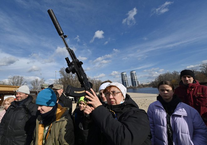 Ukrajinski civilisti se oborožujejo. FOTO:&nbsp;Genya Savilov/AFP
