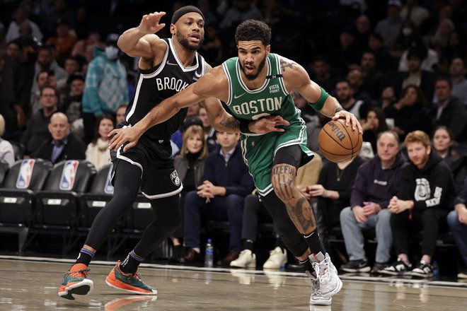 Jayson Tatum (desno) prodira ob Bruceu Brownu na četrtkovi tekmi v New Yorku. FOTO:&nbsp;Adam Hunger/AFP
