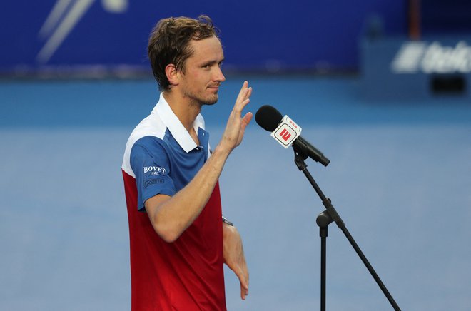 Daniil Medvedjev pred mikorofonom po zmagi nad Jošihitom Nišioko. FOTO: Henry Romero/Reuters
