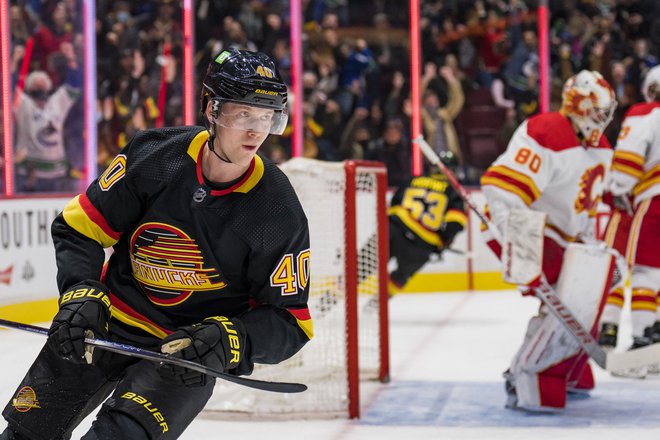 Elias Pettersson proslavlja gol v dvorani Rogers Arena v mreži Calgaryja. FOTO: Bob Frid/USA Today Sports
