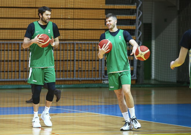 Prvič po nepozabnih olimpijskih igrah v Tokiu si bo slovenski dres nadel tudi naturalizirani Američan Mike Tobey (levo).&nbsp;FOTO: Jože Suhadolnik/Delo
