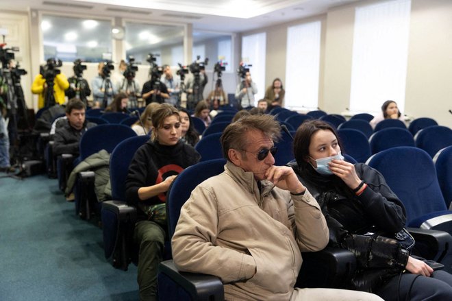 Igralec in režiser Sean Penn se je na dan ruske invazije udeležil tiskovne konference urada predsednika Ukrajine v Kijevu. FOTO: Tiskovna služba urada predsednika Ukrajine/Reuters
