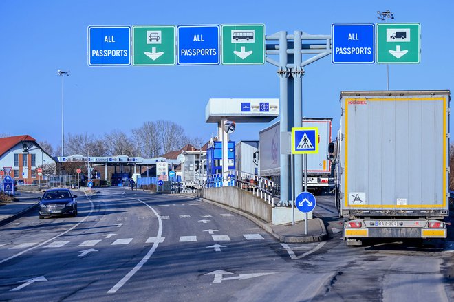 Gospodarstvo poziva tudi k vzpostavitvi varnih koridorjev za tovorni promet, saj so trenutno meje z Ukrajino zaprte in dobave do Ukrajine onemogočene,Foto Attila Kisbenedek/Afp
