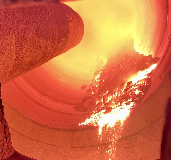 Pogled v peč, kjer se na temperaturi 1450 stopinj peče klinker, glavna sestavina cementa, ki daje cementu in kasneje betonu vezivne lastnosti. FOTO: Salonit Anhovo
