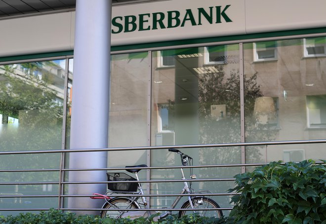 V AIK banki in Gorenjski banki po naših neuradnih informacijah menda ocenjujejo, da sankcije ne bodo zaustavile nakupa šestih Sberbankinih bank, ena od njih je tudi v Sloveniji. Foto Tadej Regent
