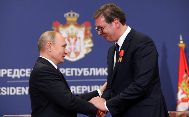 Ruski predsednik Vladimir Putin je med obiskom Beograda leta 2019 odlikoval srbskega predsednika &shy;Aleksandra Vučića, ta pa je zdaj pod velikim pritiskom EU, naj kaznuje ruski napad na Ukrajino. FOTO:&nbsp;Stoyan Nenov/Reuters
