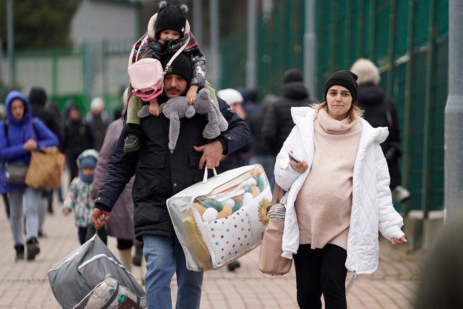 Poljska vlada se je za zdaj odločila, da za Ukrajince, ki bežijo na varno, olajša vstop v državo. FOTO:&nbsp;Bryan Woolston/Reuters
